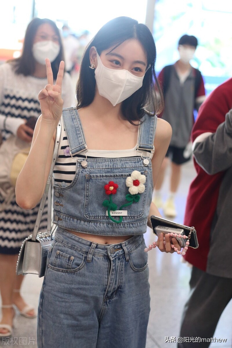 街拍：祝绪丹现身机场，路遇粉丝热情配合摆拍