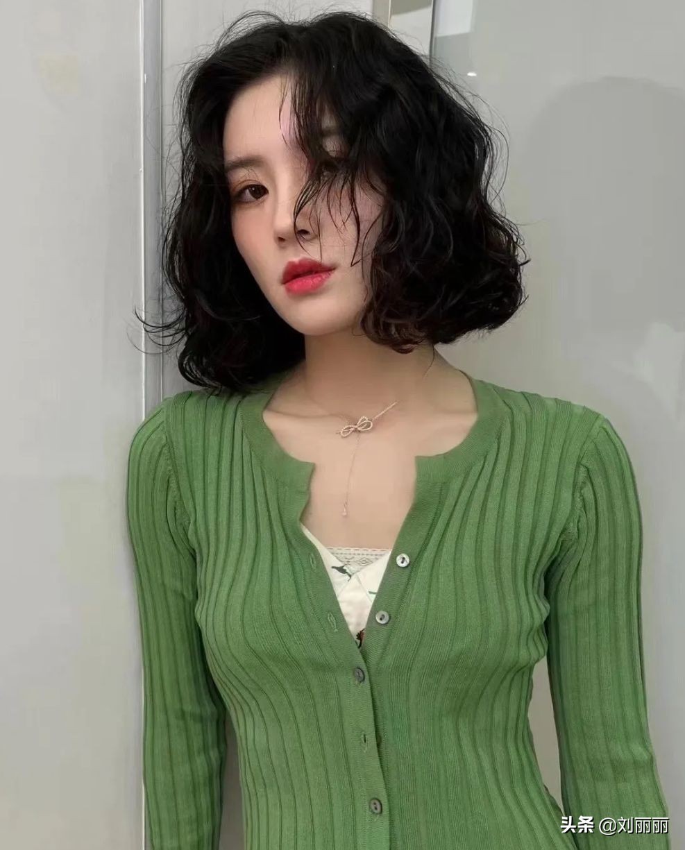 头发细软少发型怎么选？烫小卷就对了，不论长短都很美