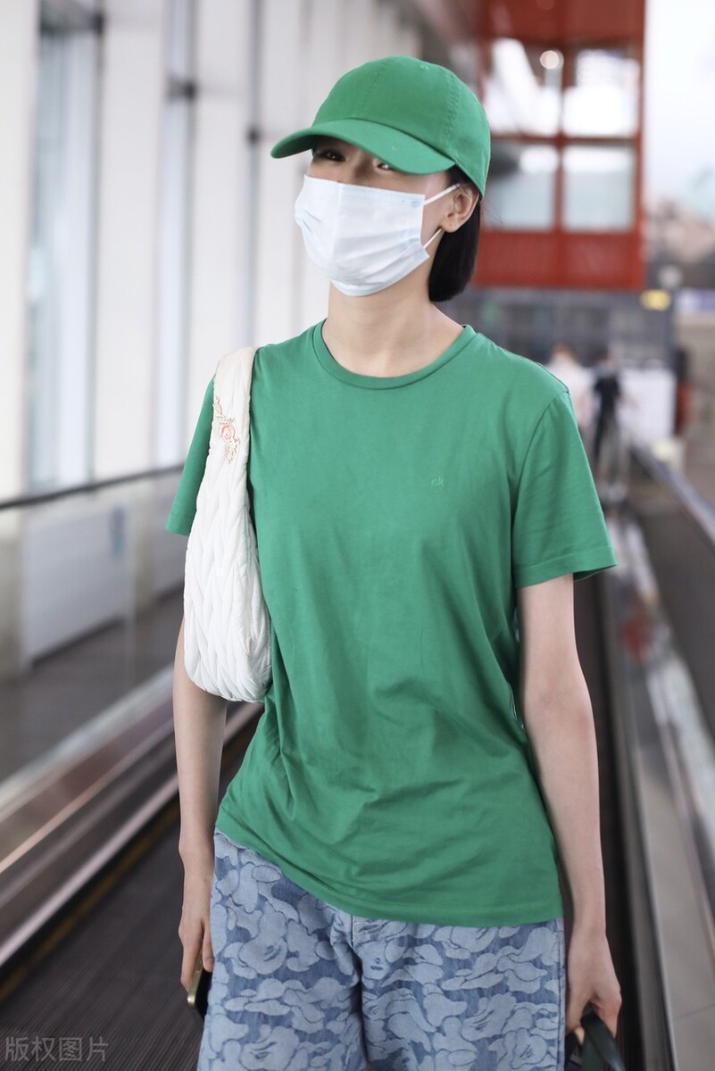 邱天黑色短T搭碎花长裤现身机场穿拖鞋率性大方