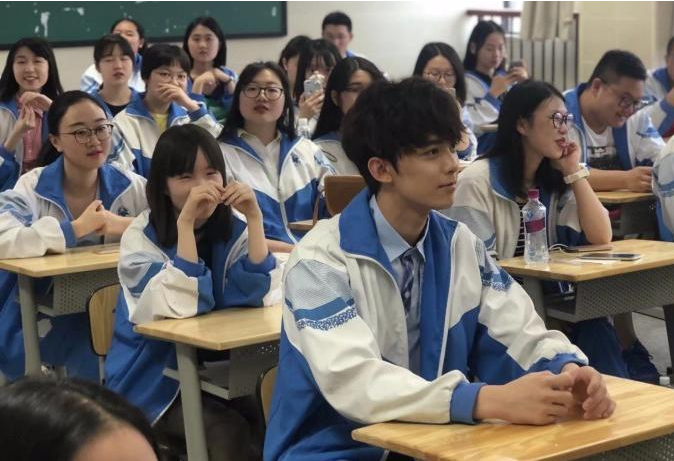 广东省堪称“校服天花板”，款式被英国博物馆收录，连明星也青睐