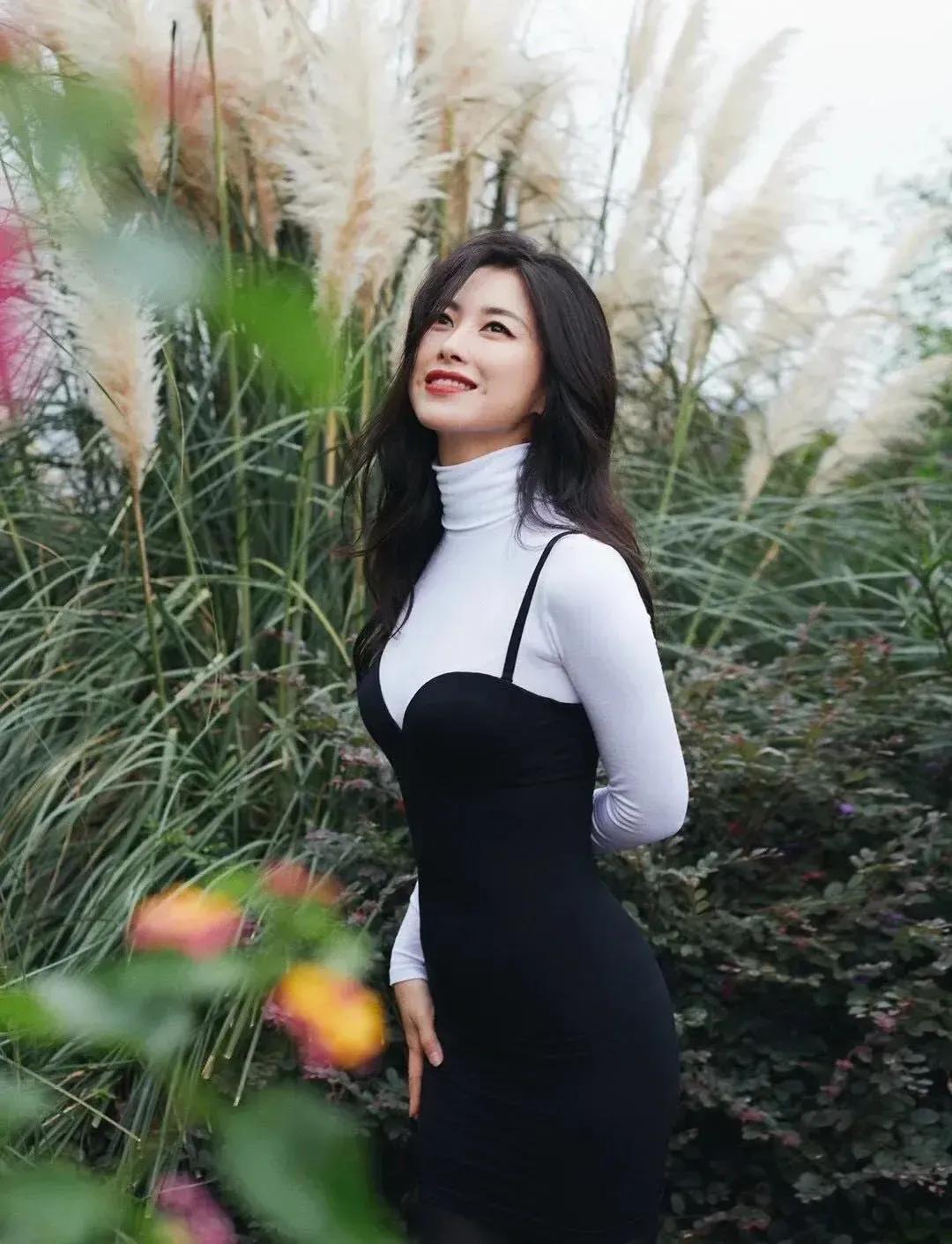 金晨少有的粉色西服套裙干练有型，杨幂彩虹针织毛衣温婉典雅