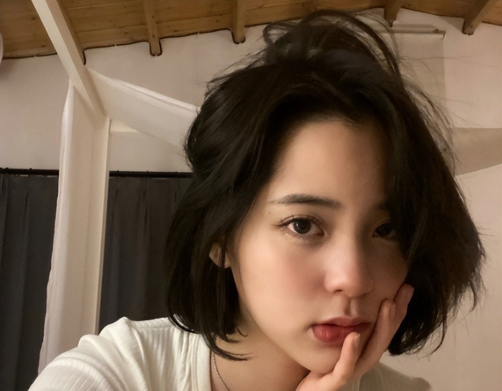 同样是“齐耳短发”，杨紫清爽减龄，迪丽热巴让人不忍直视