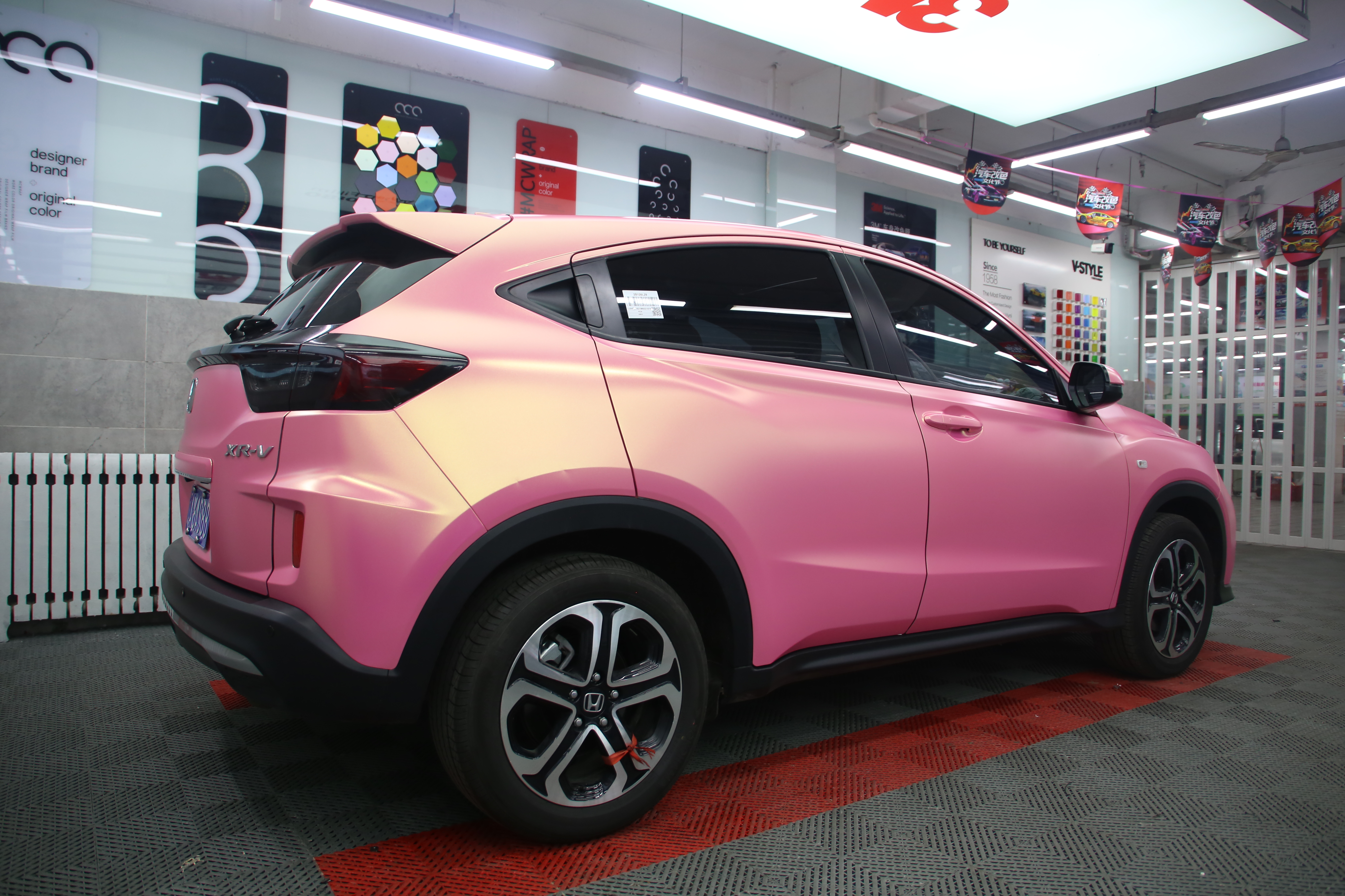 本田xrv改色亚面钻石金粉,让女神出行备受瞩目