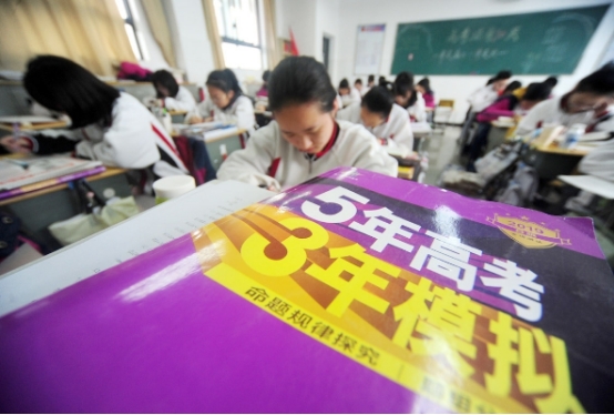 新高考模式“有调整”，物理化学“捆绑”了，3种选科组合更吃香