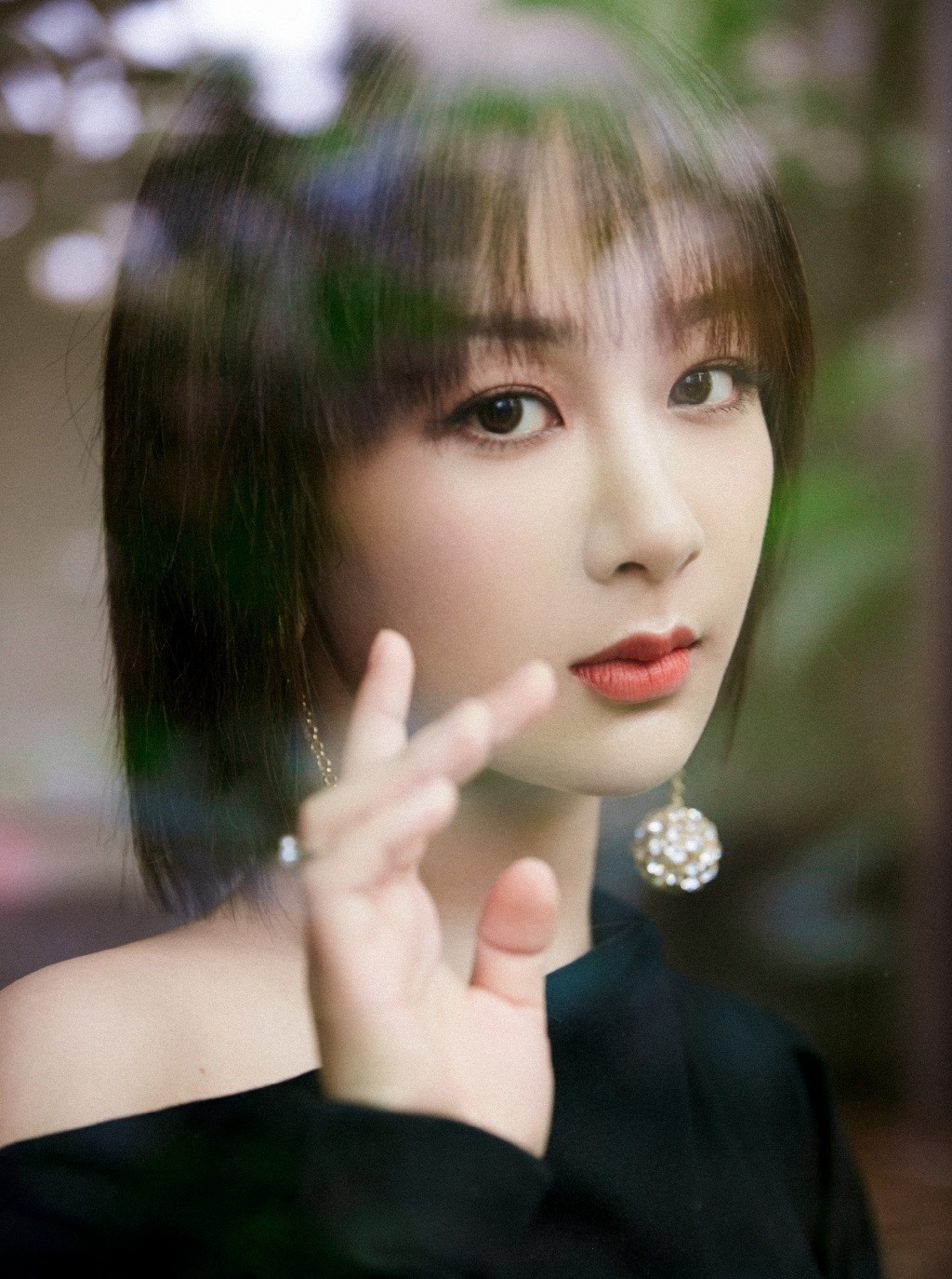 同样是“齐耳短发”，杨紫清爽减龄，迪丽热巴让人不忍直视