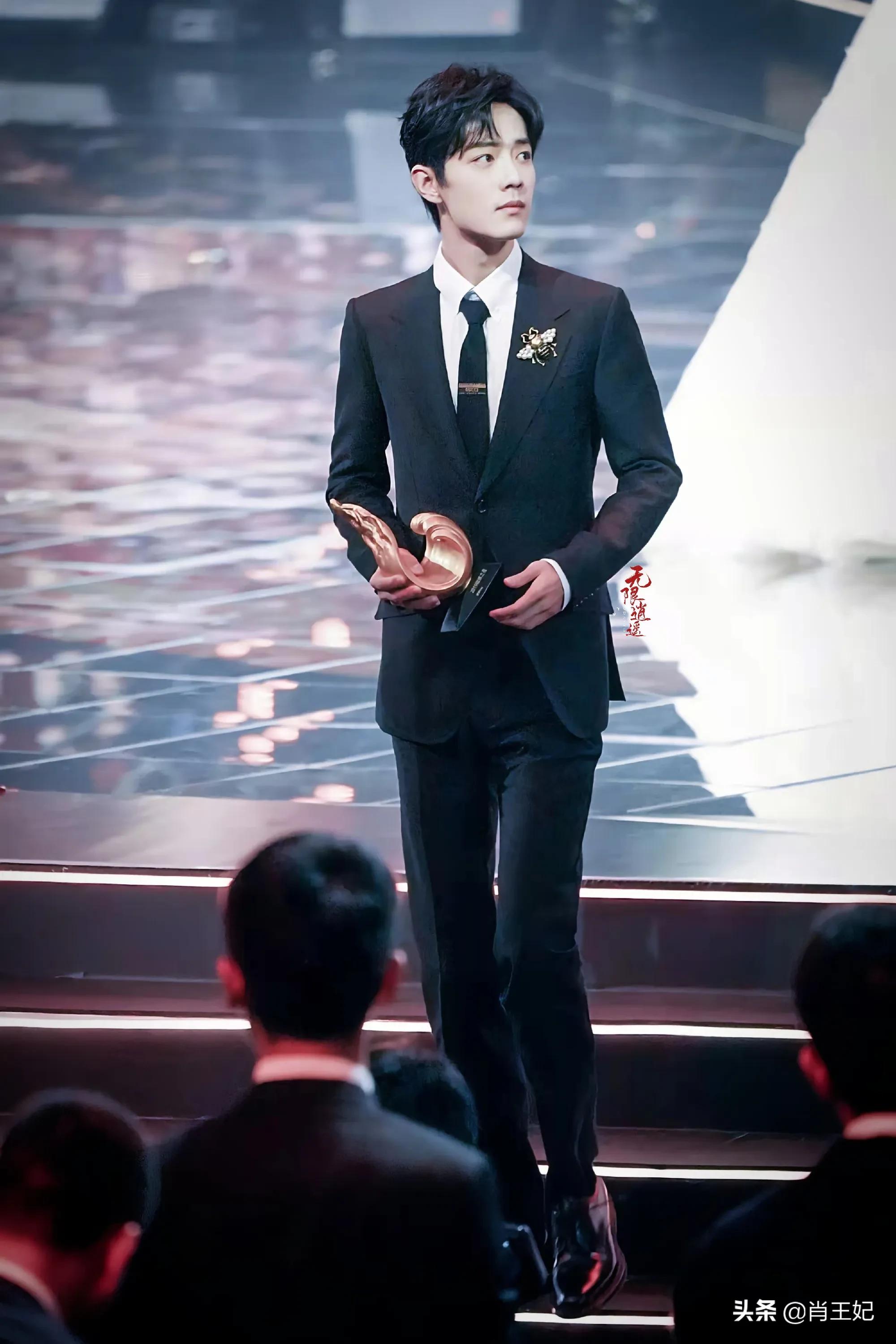 肖战他可真帅啊,帅到没边呀,这身材比例可太完美了