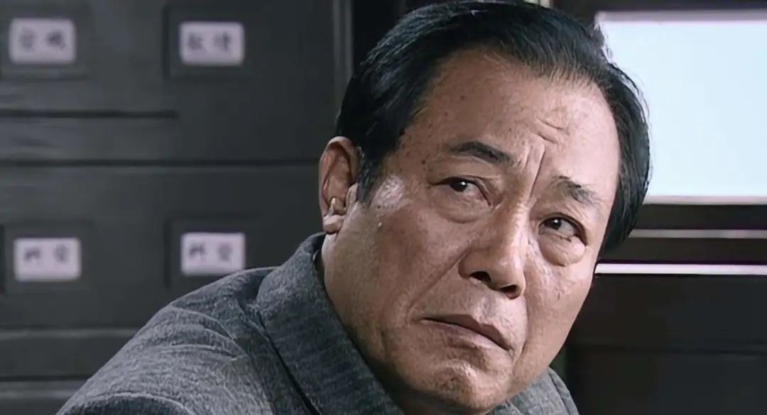 同样演特务头子,《潜伏》吴站长《悬崖》高科长一比,差别出来了