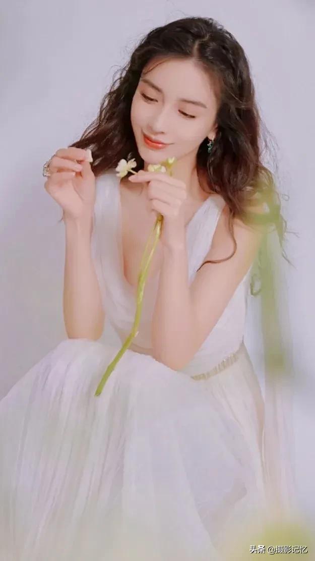 杨颖：其姊字惠芳，面目粲如画