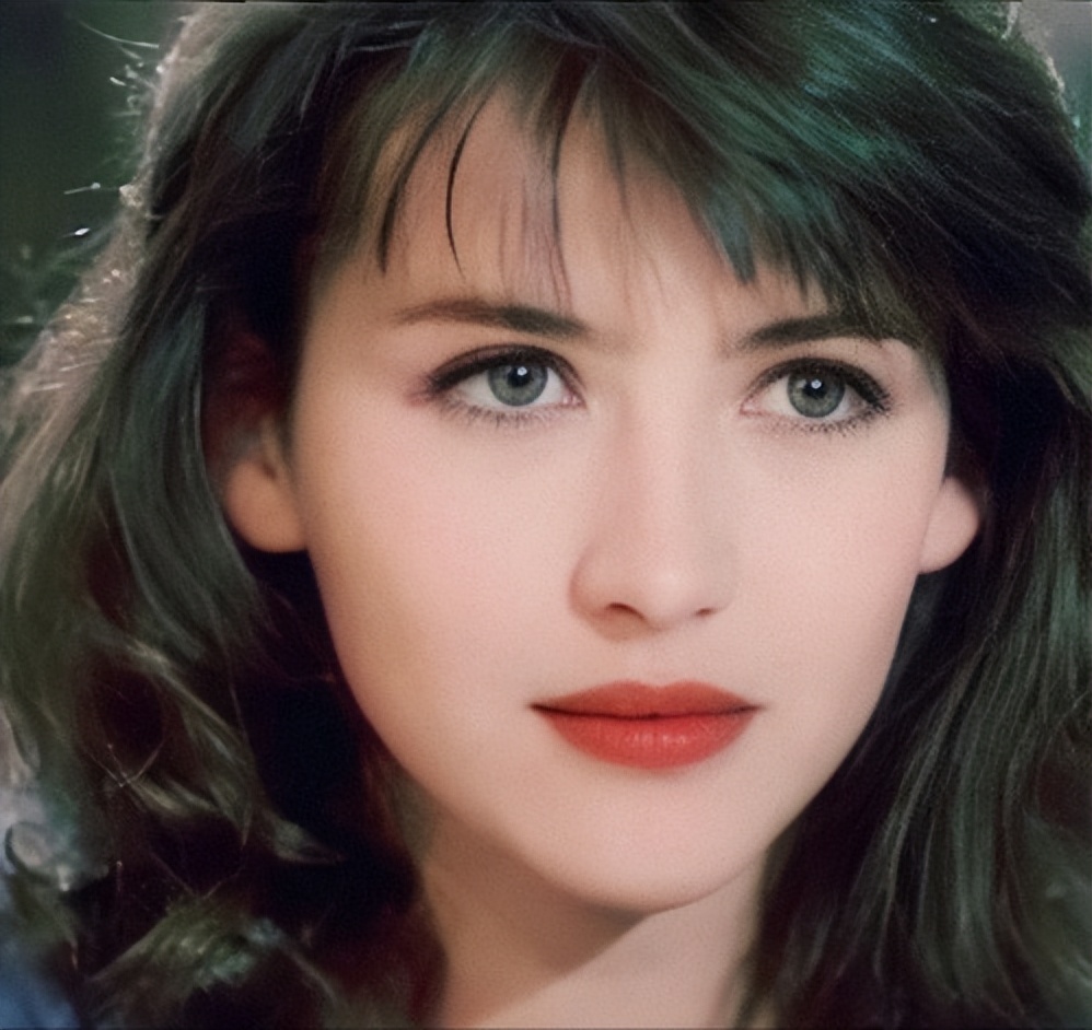 神态,高挑丰满的身材,加上绝世容颜,也被称为"法国最漂亮的性感女神"