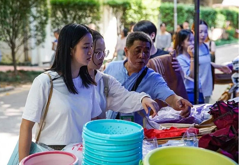 大学生每月生活费等级划分，顶级羡煞旁人，一级却要自力更生