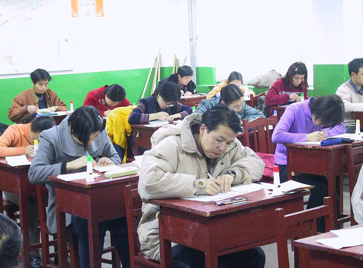 985报考双非高校，“逆向考研”火了，这样究竟是为哪般？