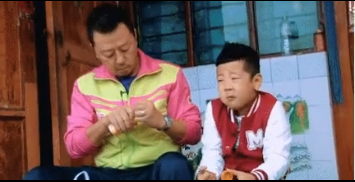郭涛携儿女豪宅内庆新年！石头高大壮实超过爸，一家三口如复制