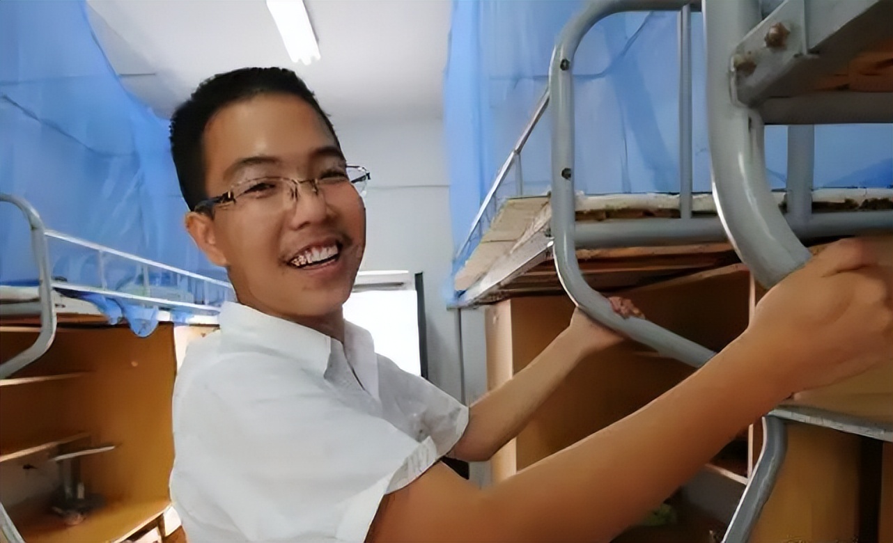 当年用古文写高考满分作文，轰动全国的“王云飞”，后来怎样了？