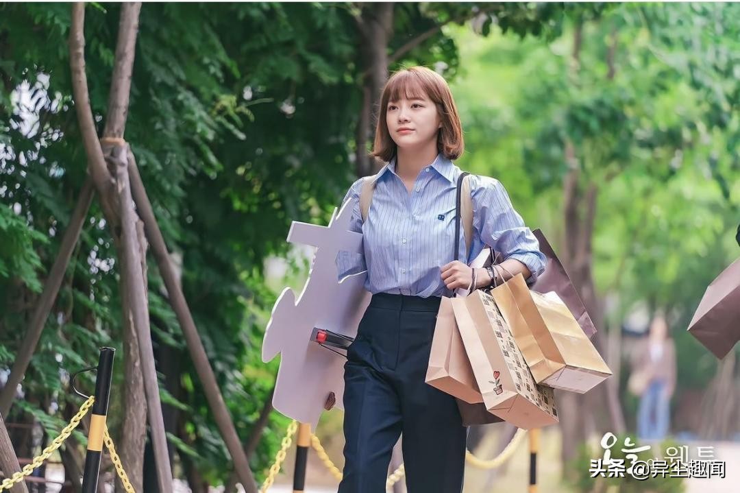 《社内相亲》金世正忙拍新戏,粉丝送来咖啡车应援