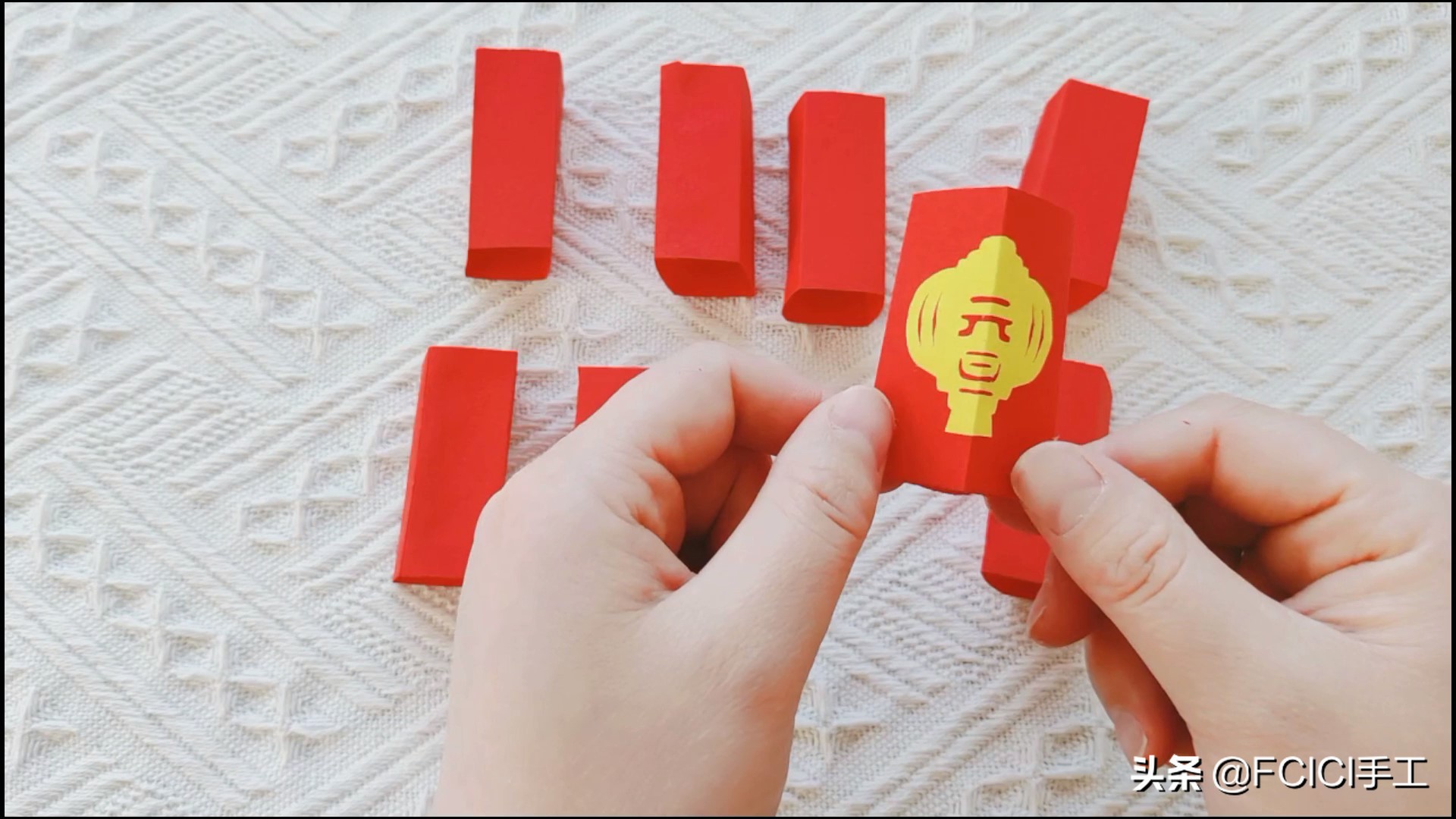 准备材料:红色,黄色卡纸,一条红色编织绳,一根合适的小棍(这里用纸卷