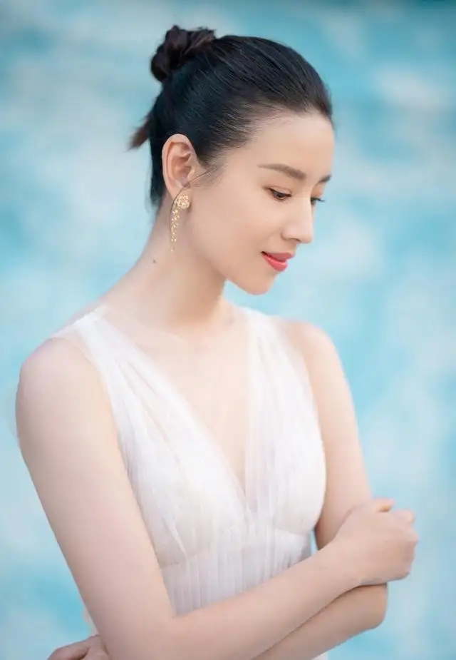 一起来欣赏一下美丽的董洁吧