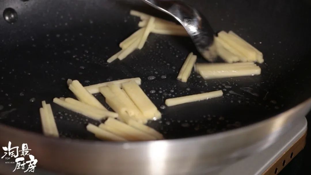 牛肉一炒就老？腌制时加点它，比豆腐还嫩滑！