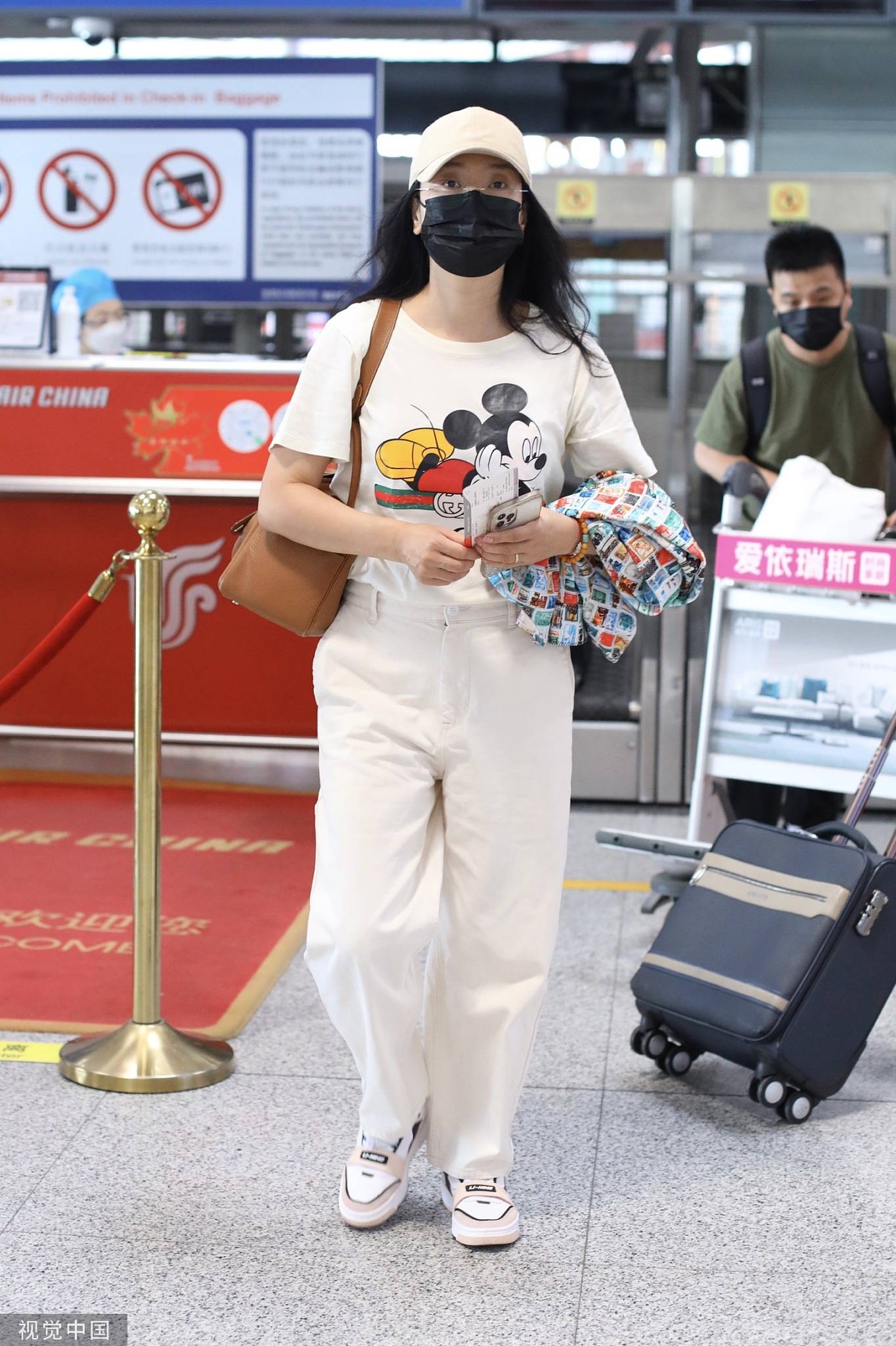 凤凰传奇玲花穿卡通T恤素颜走机场 浅色穿搭好舒适