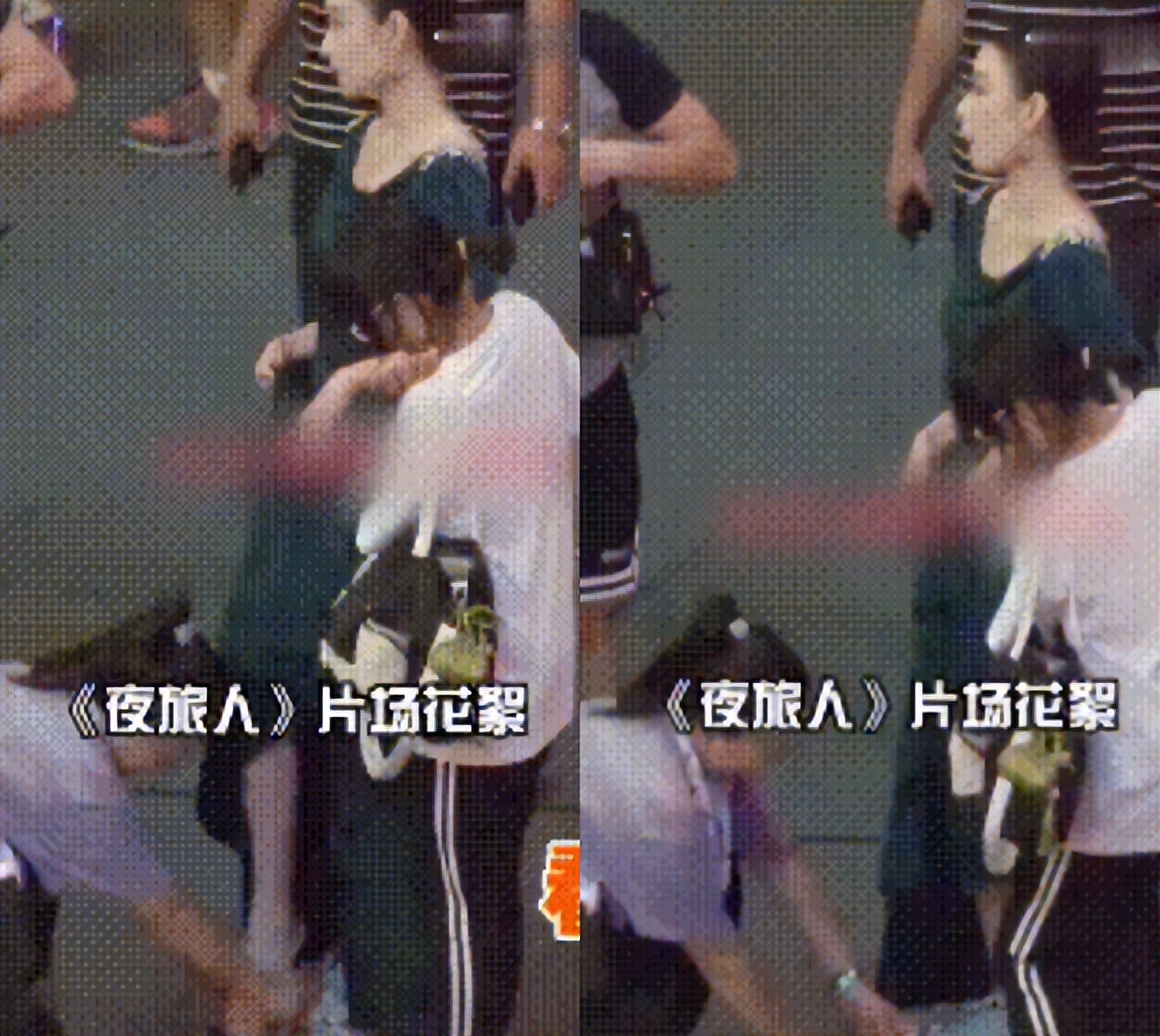 李小璐现身酒吧被批，穿着清凉露出大白腿，俩助理蹲地上为其穿鞋