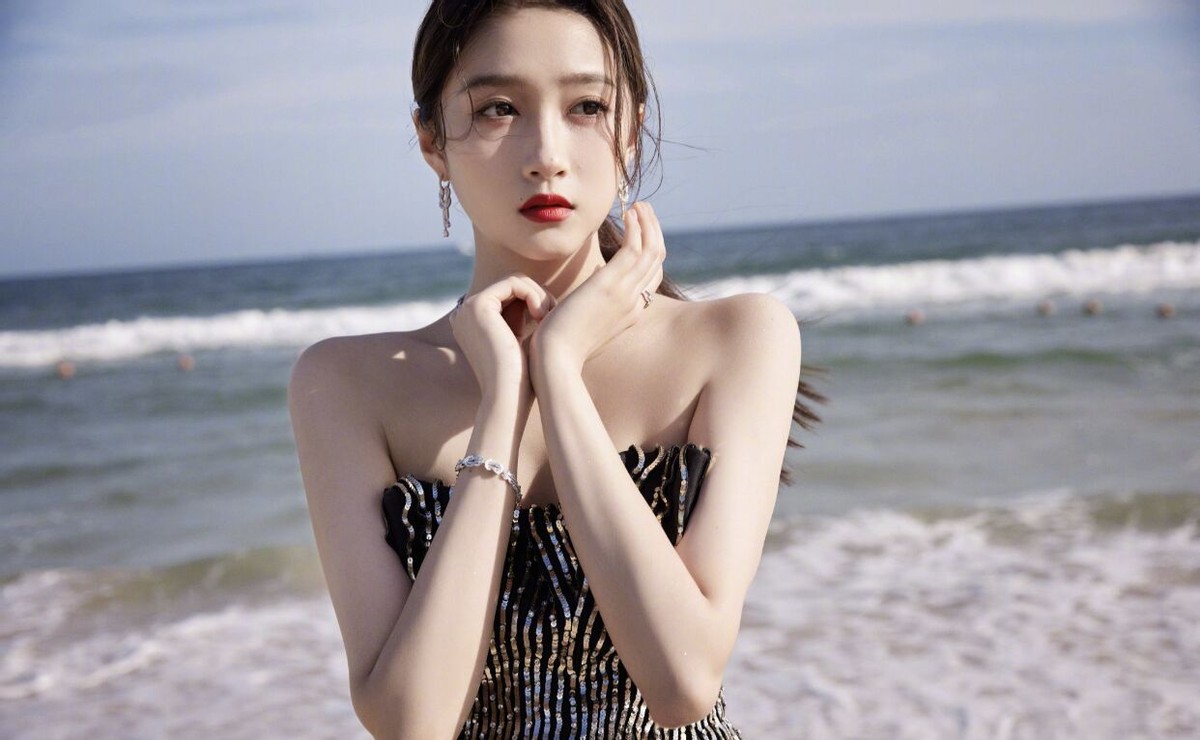 关晓彤晒美照，露肩上衣微露锁骨眼神妩媚，一双大长腿太优越