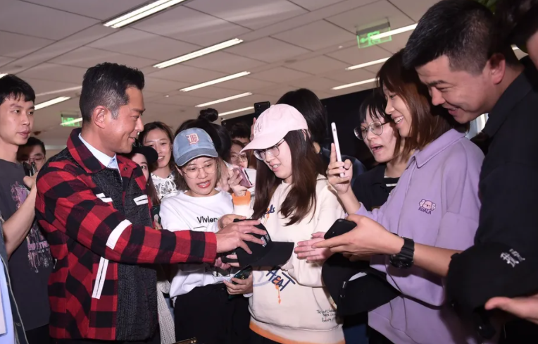 那些当老板的明星：玲花丈夫骂旗下艺人丑，冯小刚公司被起诉