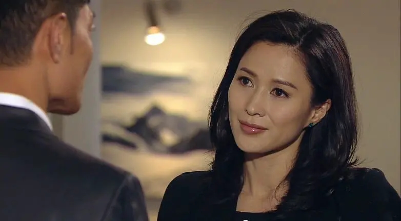 1994年,梁铮为跻身一线出演大尺度激情戏,片中的李婉华惊为天人