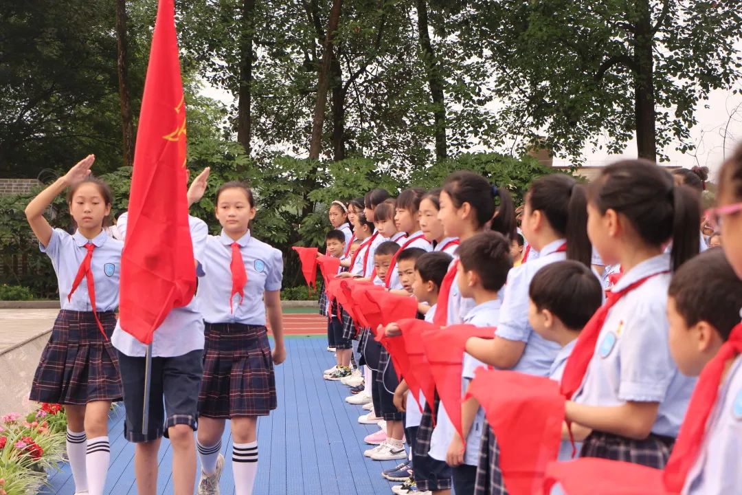 四川天府新区白沙小学举行庆六一表彰活动暨一年级分批入队仪式