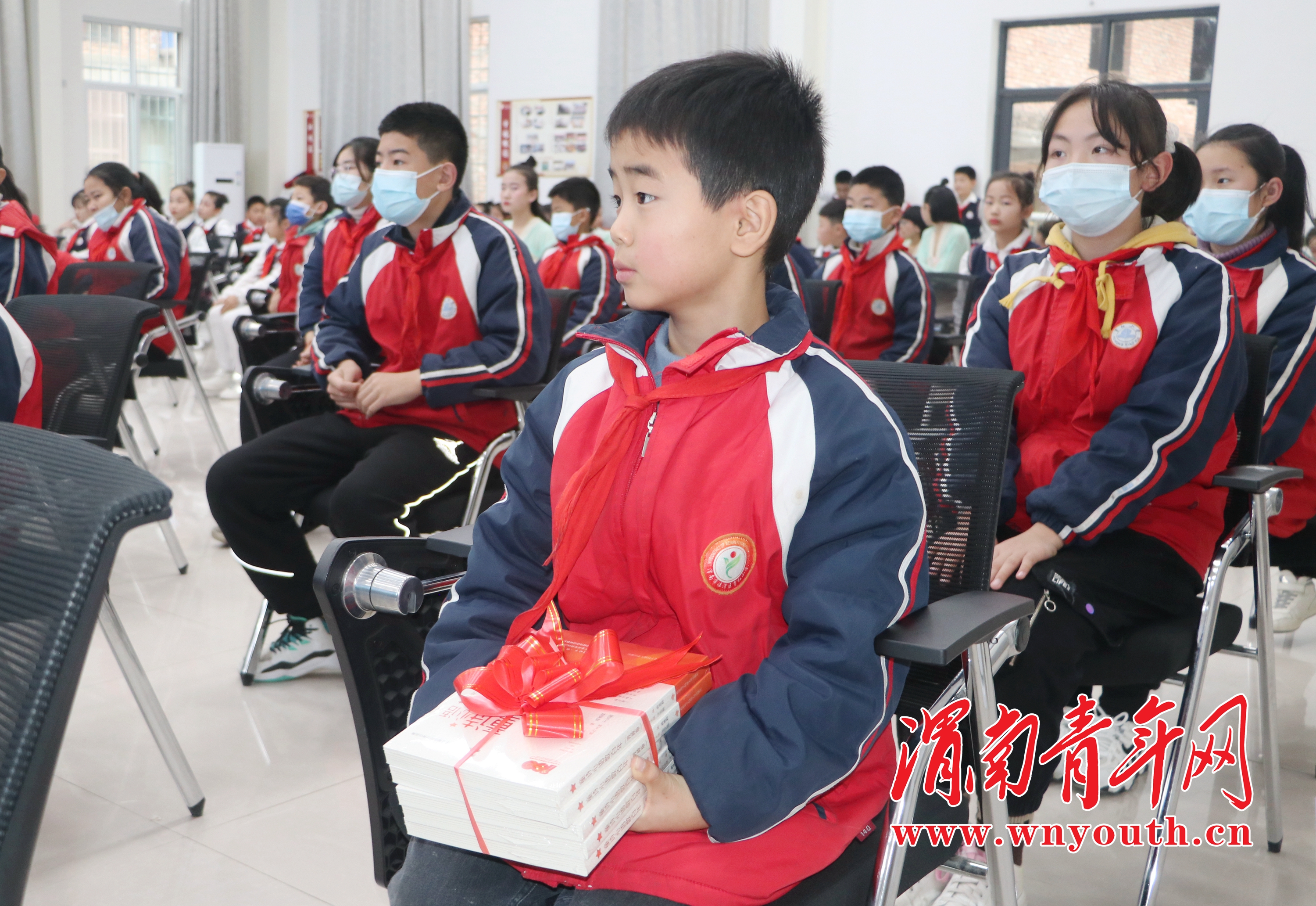 臨渭區(qū)育紅小學(xué)開(kāi)展“暖冬行 傳遞愛(ài)”(圖17) 臨渭區(qū)育紅小學(xué)開(kāi)展“暖冬行 傳遞愛(ài)”(圖17)