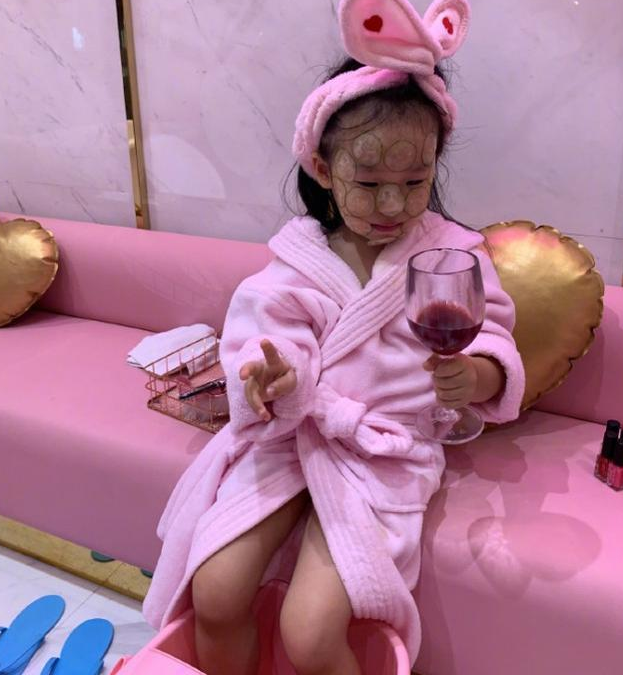 54岁伊能静与女儿合唱，5岁米粒越长越像妈妈，母女卖萌超有爱