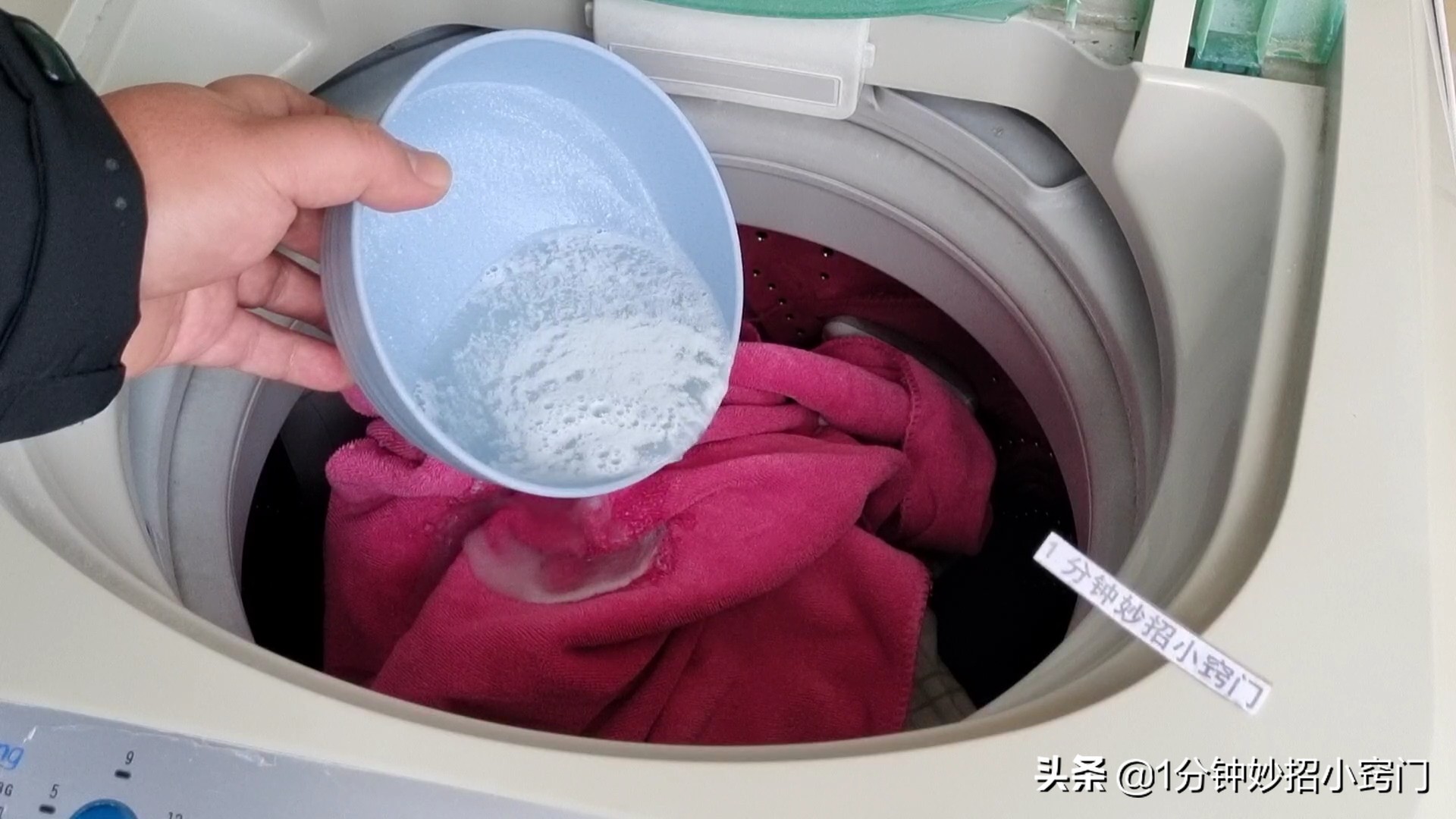 每次洗衣服前，洗衣机里倒一碗，不管多脏的衣服洗完都跟新的一样