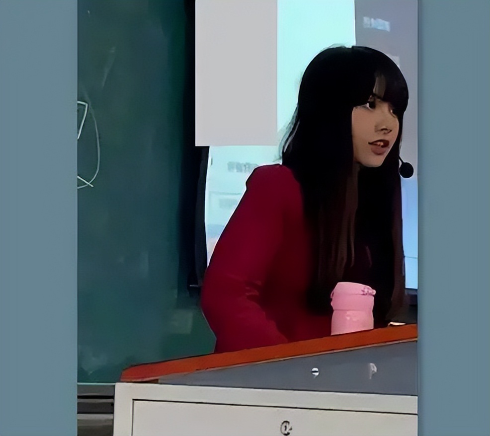 重庆某高校现“美女老师”，颜值超高撞脸lisa，学生慕名来蹭课