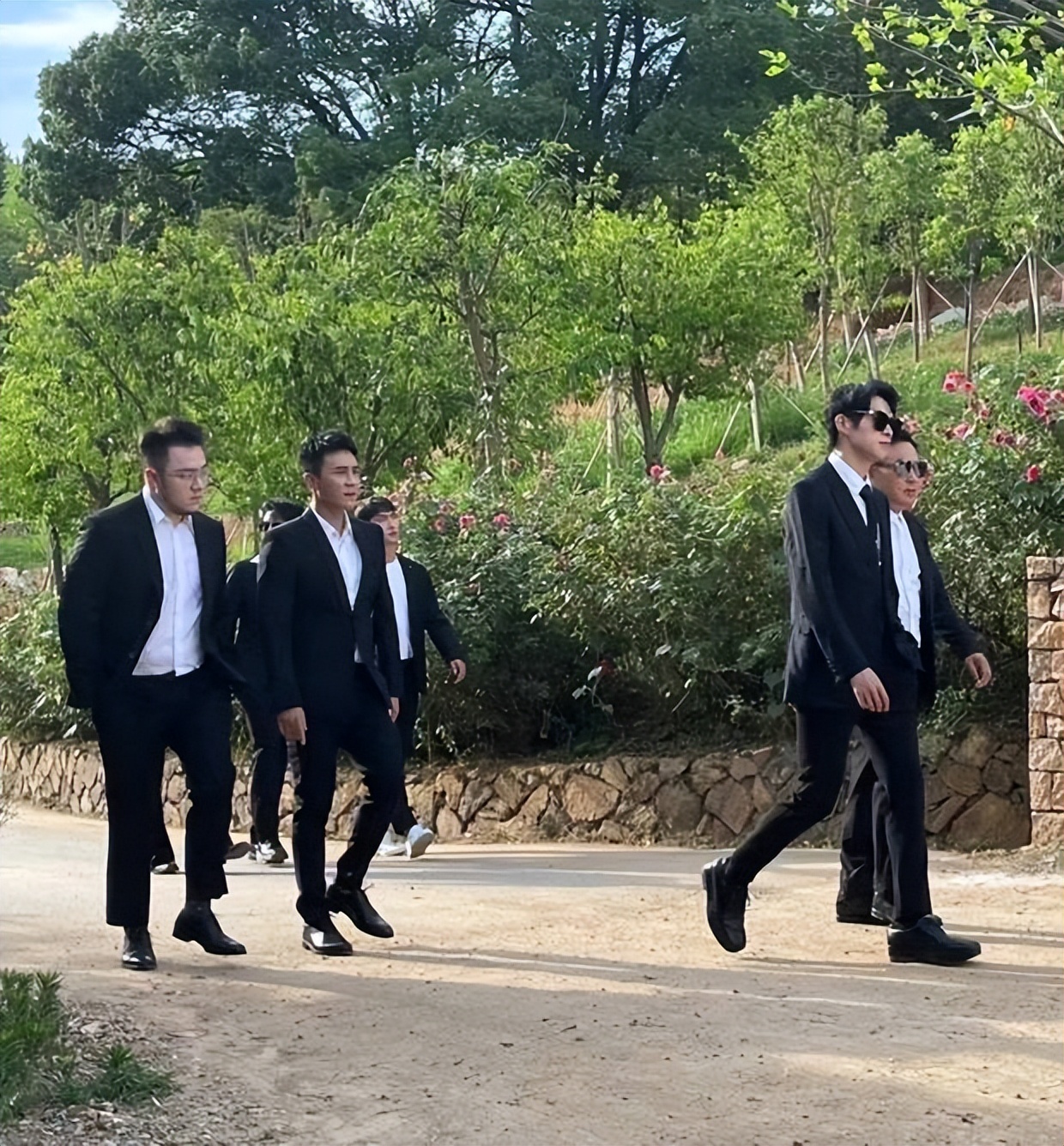 魏大勋杜淳综艺录制齐穿黑西装 武大靖穿白球鞋格格不入