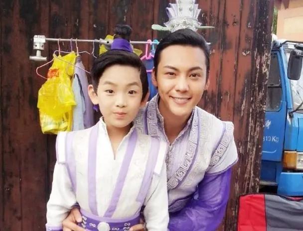 “国民女儿”到圆脸大姐？这4位童星“长残”，长大前后判若两人