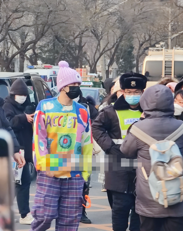 超10位明星参加春晚彩排！刘涛一路小跑遮挡镜头，央视主持首现身