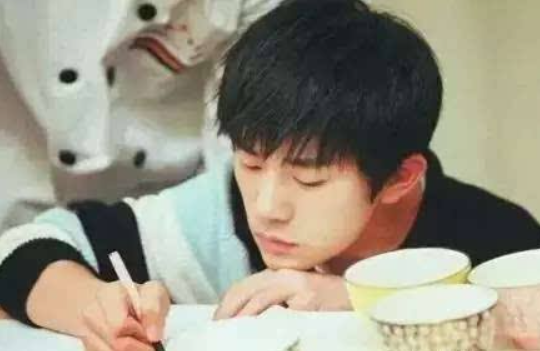 明星字迹对比明显，肖战获赞字如其人，易烊千玺尽显学霸风采