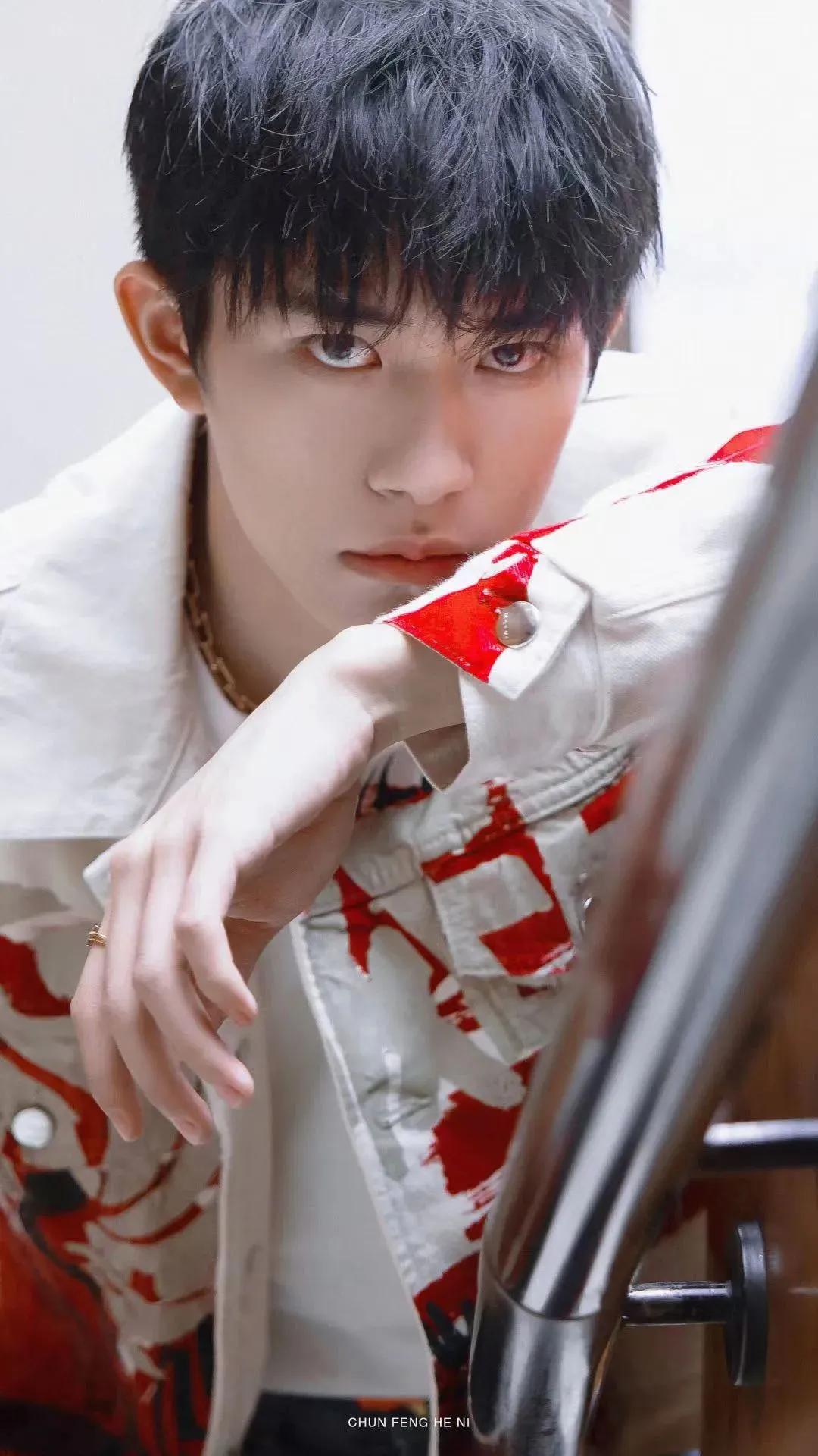 王俊凯易烊千玺王源高清壁纸，哪张壁纸最好看呢