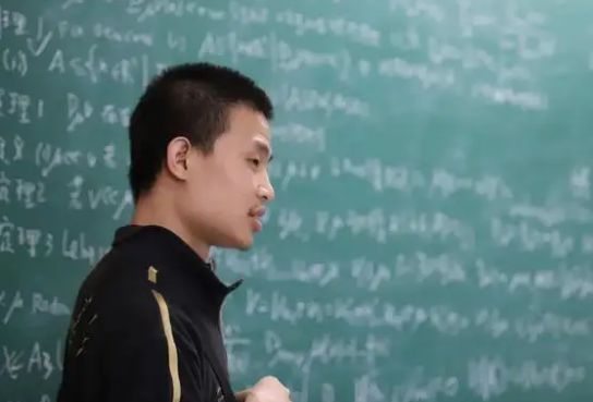韦神的课有多难？他把数学课上成了英语课，板书上几乎没数字