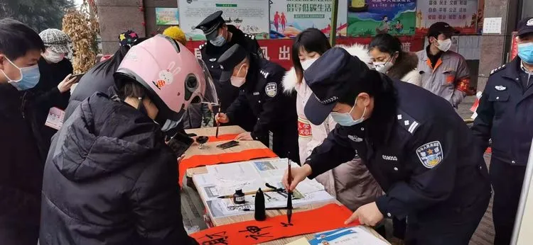 西安公安长安分局开展“三送一访”亲民暖民活动