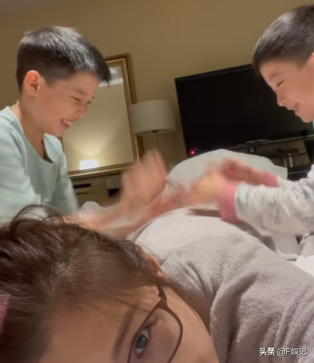 周家蔚终于带两个儿子和洪天明团聚 一家人一起玩电子游戏很温馨