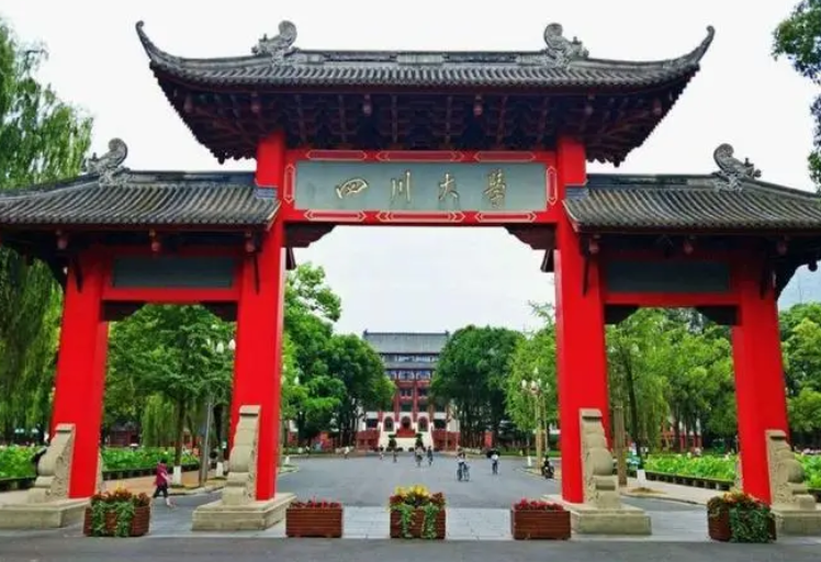 四川高校金字塔排名更新，川农进步越发明显，头把交椅却争议不断