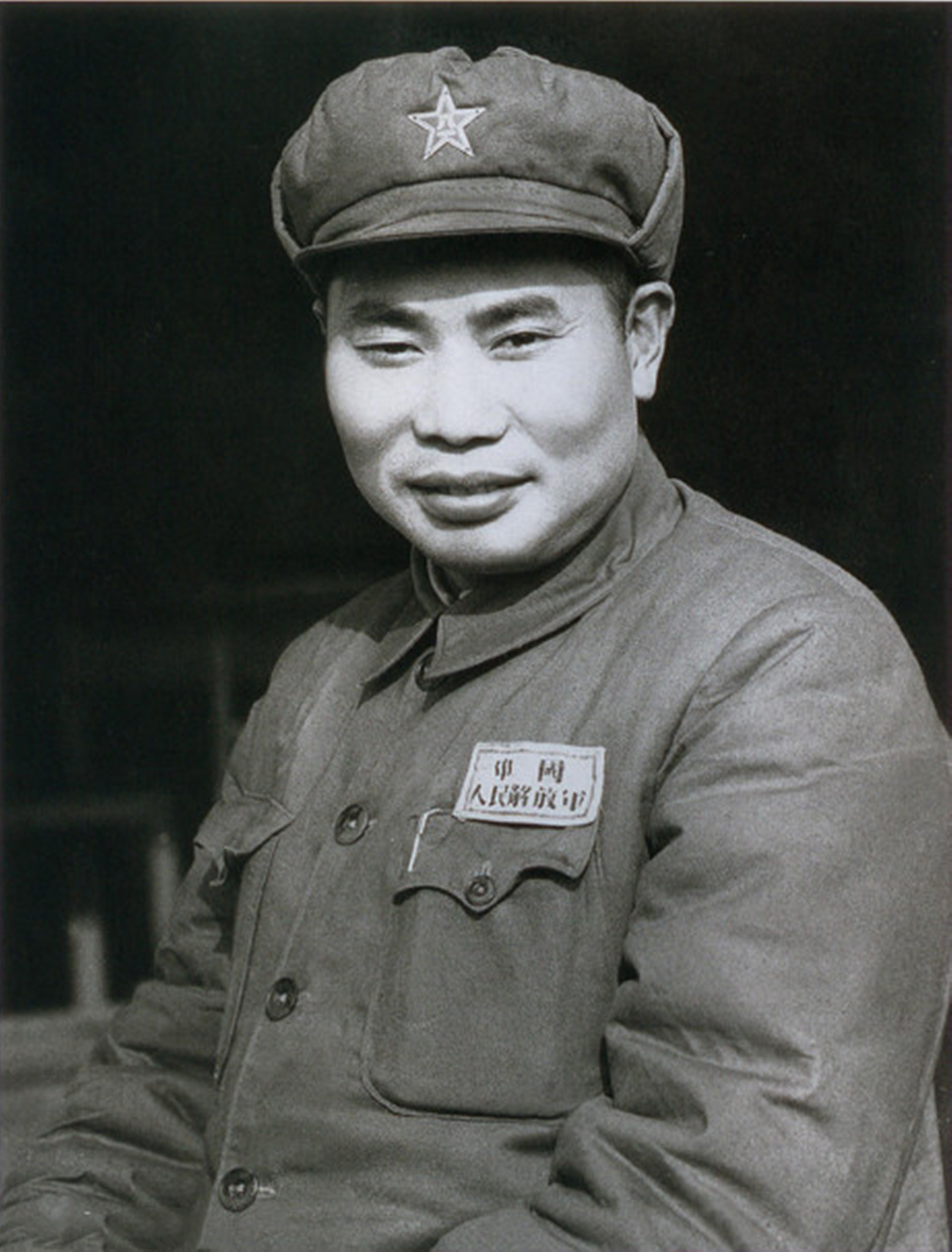 1950年杨得志回家探亲，姐姐拿着照片说：这要让坏人看见就死定了
