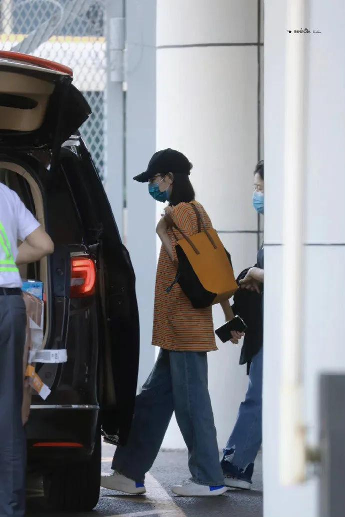 迪丽热巴近日机场私服，简单舒服就很好看。 ​​​