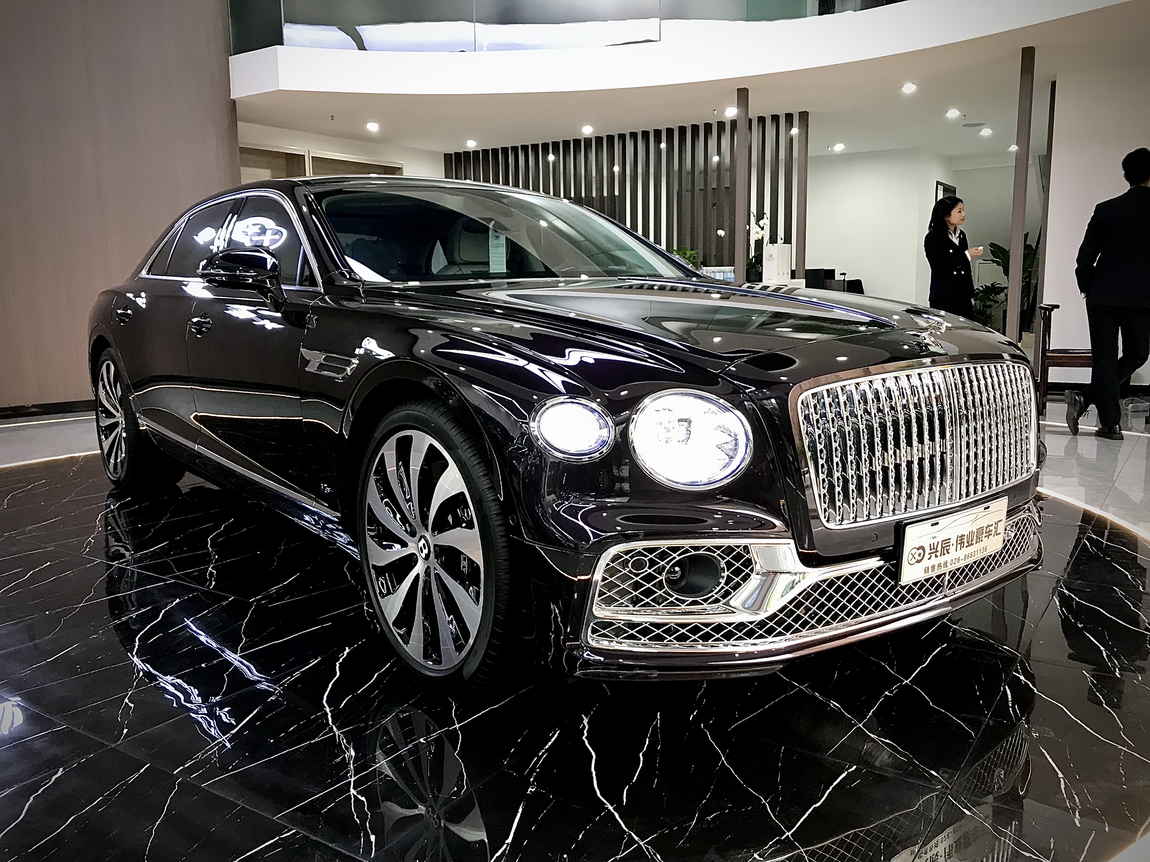 宾利的豪华商务车运动带着商务