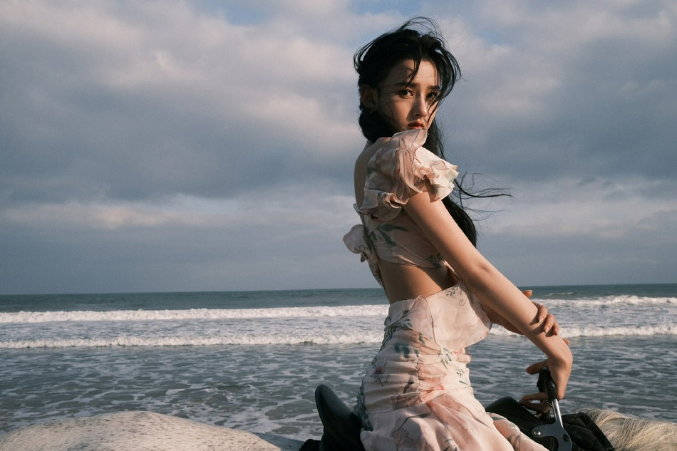 宋祖儿骑马漫步海岸仿佛精灵少女