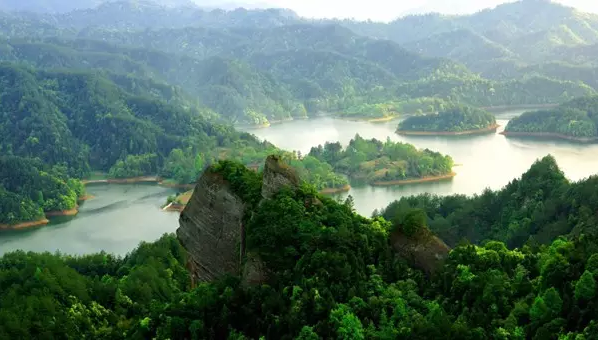 天柱峰一面靠山,三面環水,雄偉磅礴,屹立於中央,是天柱峰景區內的標誌