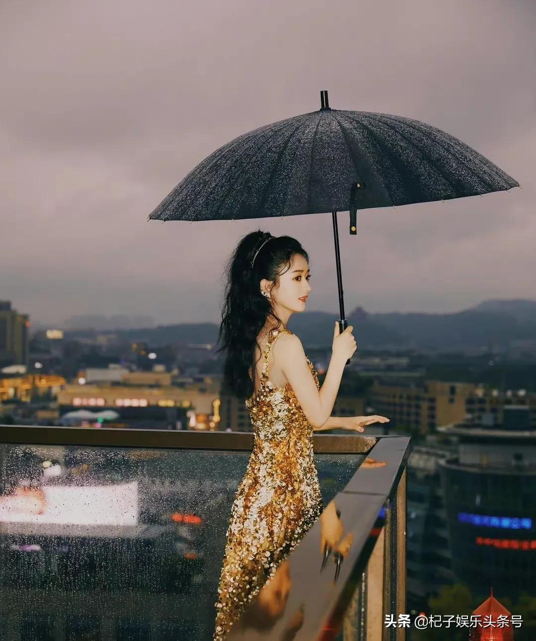 赵丽颖一身鎏金亮片礼服，梦回金鹰女神