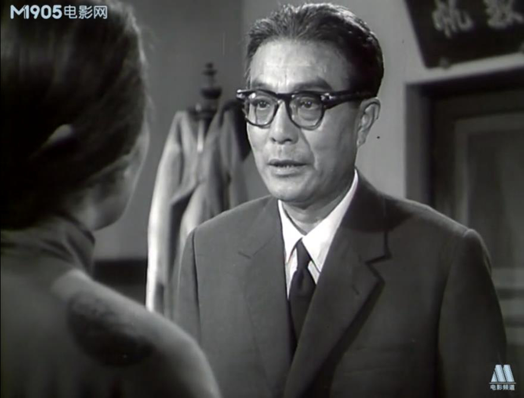 张平饰演的李敬原是**重庆地下党特委**,在茶馆与许云峰接头时,叛徒甫