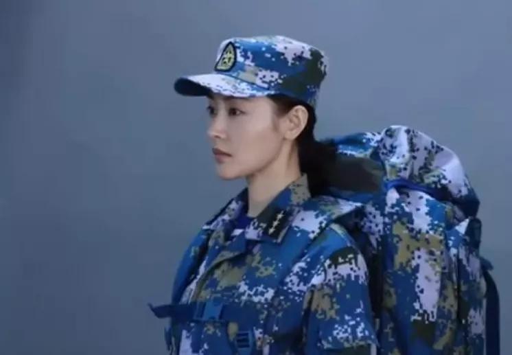 24明星军装女神美照，气质唯美，自信从容，美丽大方