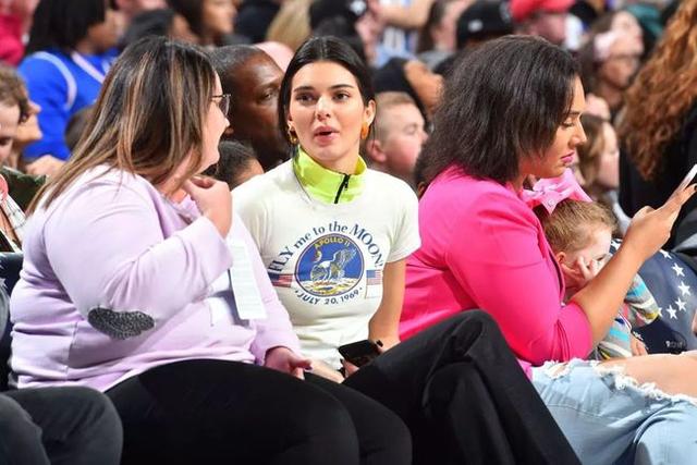 哪些女星被nba球员泡过(NBA赛场火辣女星！卡戴珊五妹亮眼，恩比德做了痴汉，示爱蕾哈娜)