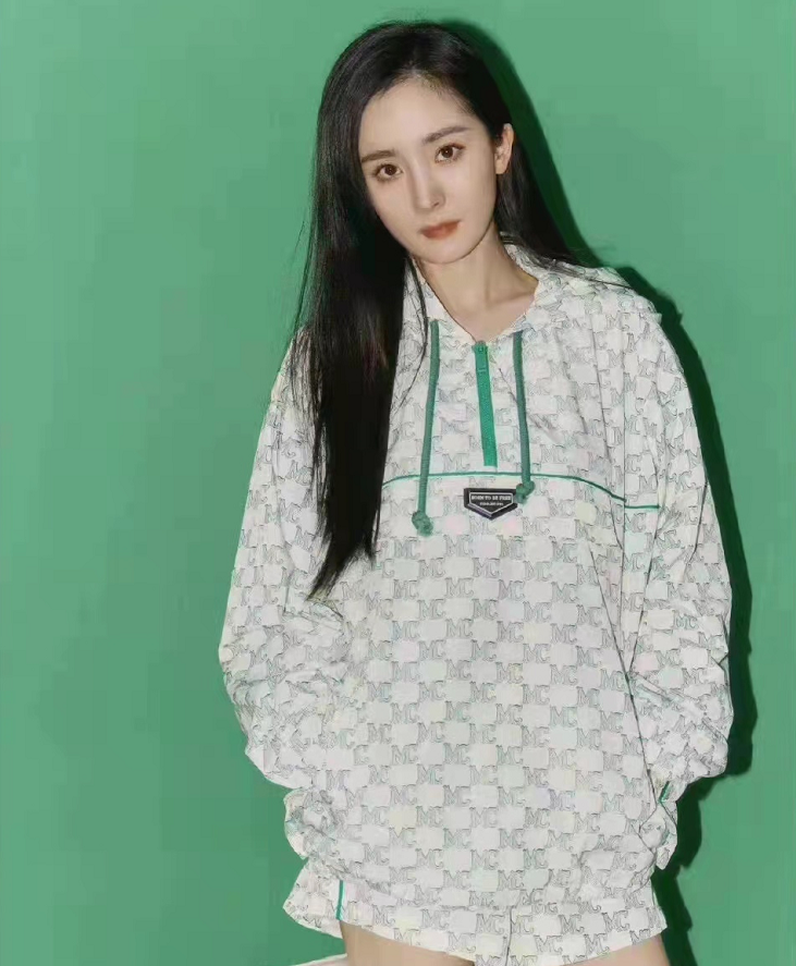 杨幂新穿搭火出圈！卫衣短裤配长筒袜少女感十足，筷子腿堪比超模